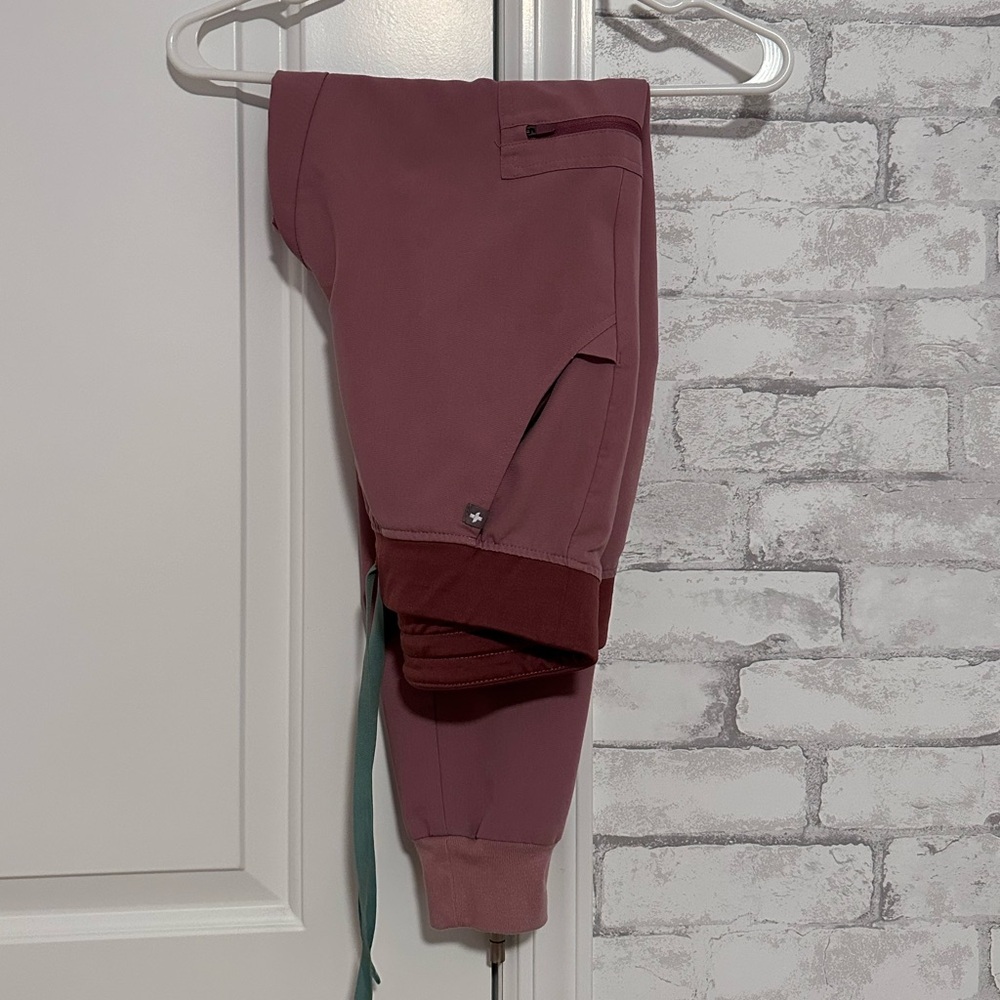 WearFigs Scrub Set - Picture 2 of 2